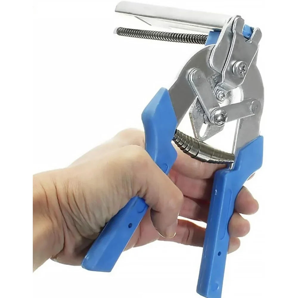 Mano usando el alicate grapadora para cerrar anillo en malla